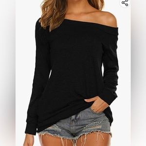Long sleeve off shoulder black tee